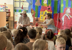 Teatr na deskach prezentuje przedstawienie teatralne.