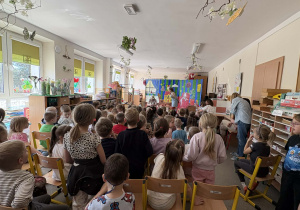 Teatr na deskach prezentuje przedstawienie teatralne.Teatr na deskach prezentuje przedstawienie teatralne.