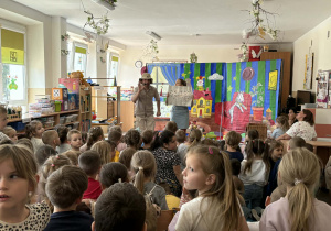 Teatr na deskach prezentuje przedstawienie teatralne.