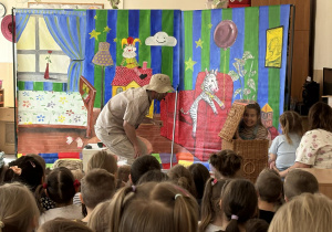 Teatr na deskach prezentuje przedstawienie teatralne.