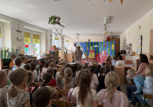 Teatr na deskach prezentuje przedstawienie teatralne.
