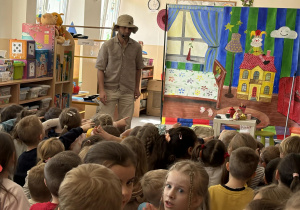 Teatr na deskach prezentuje przedstawienie teatralne.