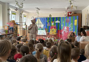 Teatr na deskach prezentuje przedstawienie teatralne.Teatr na deskach prezentuje przedstawienie teatralne.