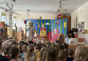 Teatr na deskach prezentuje przedstawienie teatralne.