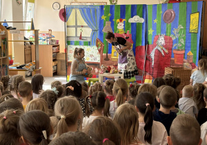 Teatr na deskach prezentuje przedstawienie teatralne.