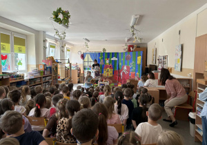 Teatr na deskach prezentuje przedstawienie teatralne.Teatr na deskach prezentuje przedstawienie teatralne.