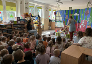 Teatr na deskach prezentuje przedstawienie teatralne.