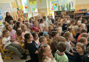 Teatr na deskach prezentuje przedstawienie teatralne.