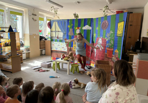 Teatr na deskach prezentuje przedstawienie teatralne.