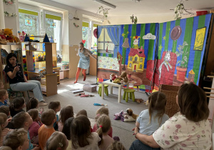 Teatr na deskach prezentuje przedstawienie teatralne.