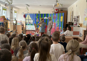 Teatr na deskach prezentuje przedstawienie teatralne.
