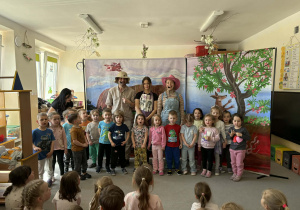 Teatr na deskach prezentuje przedstawienie teatralne.