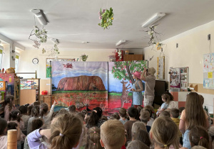 Teatr na deskach prezentuje przedstawienie teatralne.