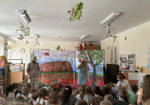 Teatr na deskach prezentuje przedstawienie teatralne.