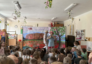 Teatr na deskach prezentuje przedstawienie teatralne.