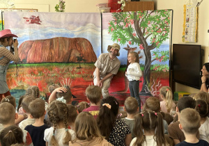Teatr na deskach prezentuje przedstawienie teatralne.
