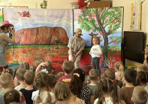 Teatr na deskach prezentuje przedstawienie teatralne.