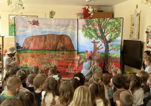 Teatr na deskach prezentuje przedstawienie teatralne.