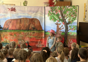 Teatr na deskach prezentuje przedstawienie teatralne.