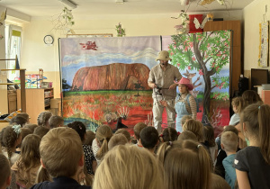 Teatr na deskach prezentuje przedstawienie teatralne.