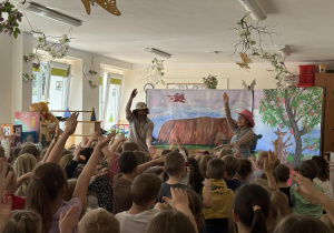 Teatr na deskach prezentuje przedstawienie teatralne.