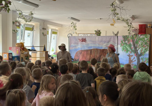 Teatr na deskach prezentuje przedstawienie teatralne.