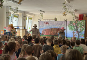 Teatr na deskach prezentuje przedstawienie teatralne.