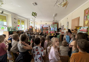 Teatr na deskach prezentuje przedstawienie teatralne.