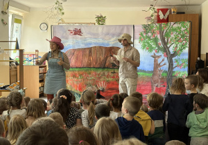 Teatr na deskach prezentuje przedstawienie teatralne.Teatr na deskach prezentuje przedstawienie teatralne.