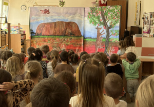 Teatr na deskach prezentuje przedstawienie teatralne.