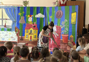 Teatr na deskach prezentuje przedstawienie teatralne.