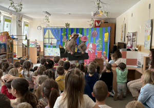 Teatr na deskach prezentuje przedstawienie teatralne.