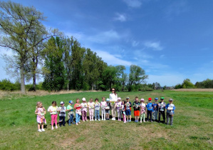 Dzieci prezentują żywy obraz łąki.