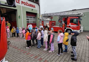 Dzieci oglądają straż pożarną.