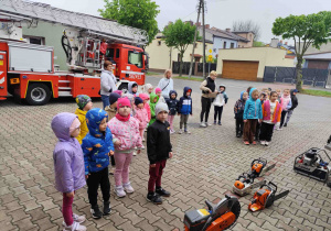 Dzieci oglądają straż pożarną.