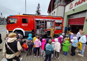 Dzieci oglądają straż pożarną.
