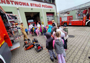 Dzieci oglądają straż pożarną.