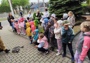 Dzieci oglądają straż pożarną.