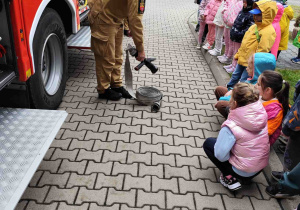 Dzieci oglądają straż pożarną.