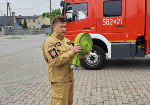 Dzieci oglądają straż pożarną.