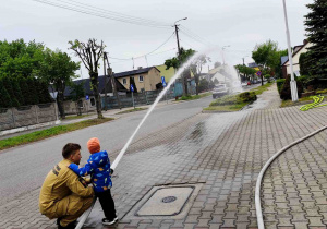 Dzieci oglądają straż pożarną.