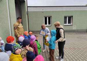 Dzieci oglądają straż pożarną.Dzieci oglądają straż pożarną.