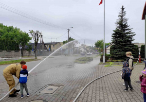 Dzieci oglądają straż pożarną.