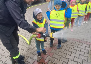 Przedszkolaki poznają straż pożarną.