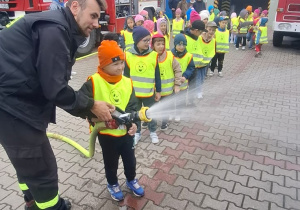 Przedszkolaki poznają straż pożarną.