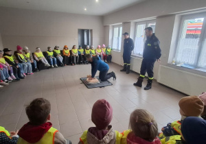 Przedszkolaki poznają straż pożarną.