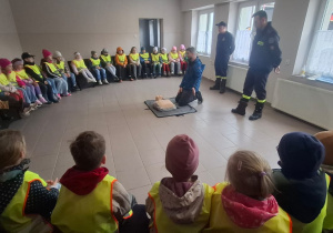 Przedszkolaki poznają straż pożarną.