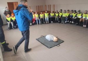 Przedszkolaki poznają straż pożarną.