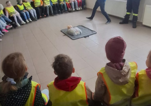 Przedszkolaki poznają straż pożarną.