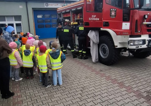 Przedszkolaki poznają straż pożarną.